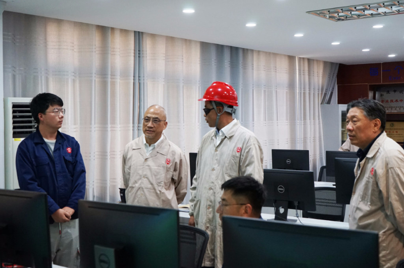 上海醫(yī)藥執(zhí)行董事、總裁左敏一行調(diào)研南通常佑藥業(yè)